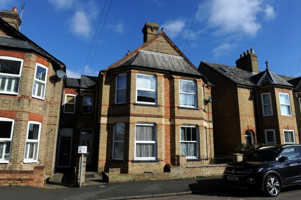 3 bedroom semidetached house for sale in Avenue Road, St. Neots