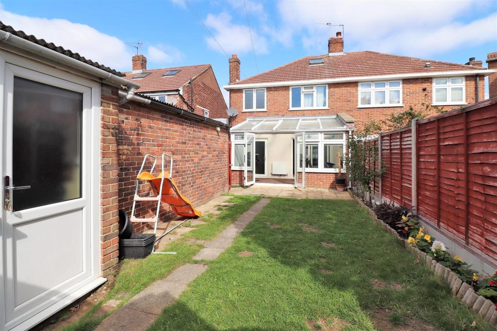 3 bedroom semidetached house for sale in Fleet Road, Dartford, DA2