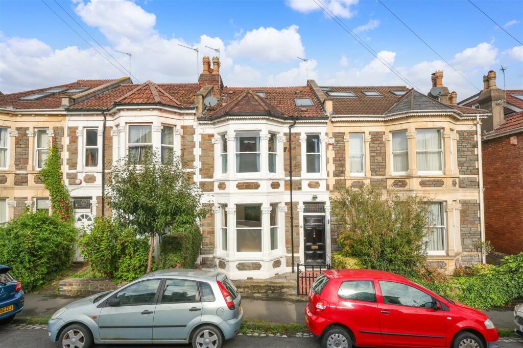 4 bedroom terraced house for sale in Kennington Avenue,