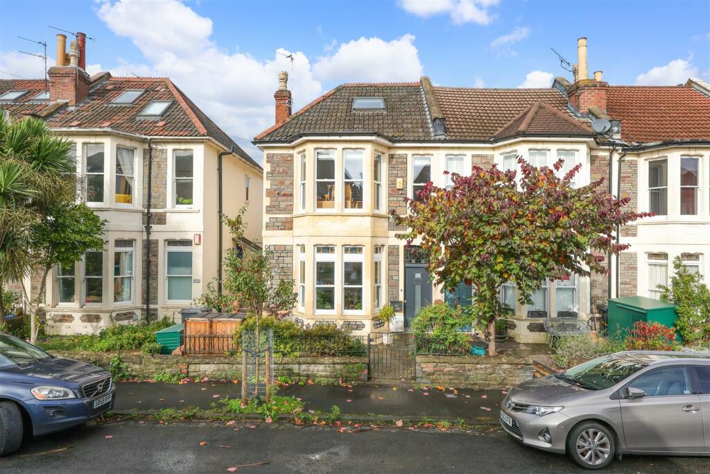 4 bedroom end of terrace house for sale in Kennington Avenue