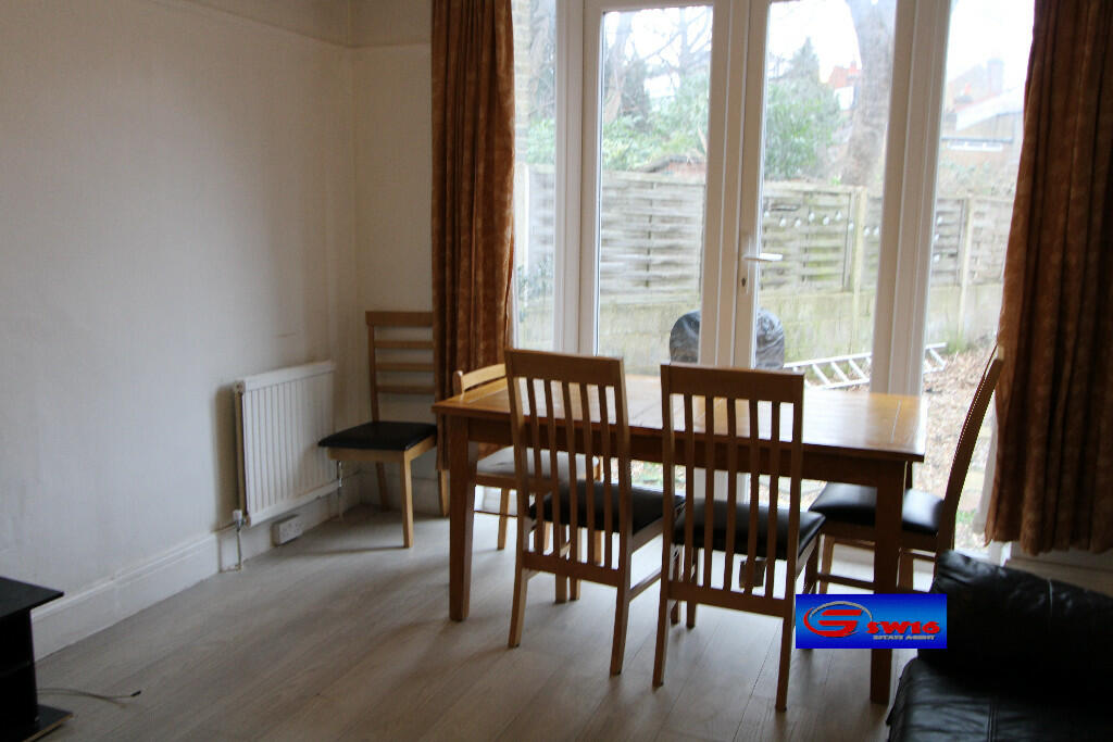 4 bedroom terraced house for rent in Holdernesse Road, London, SW17