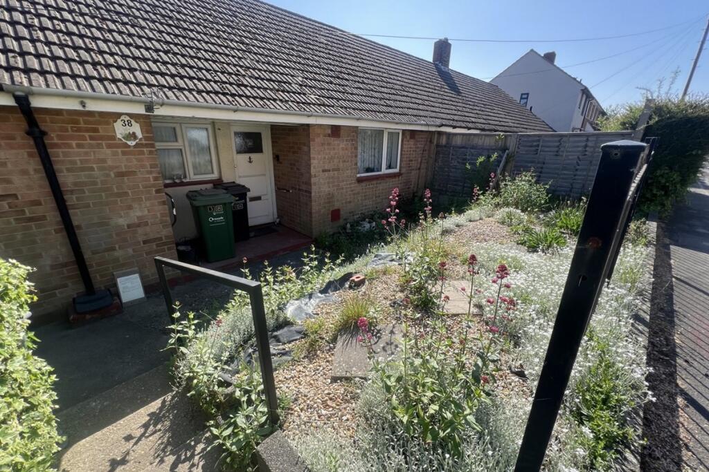 Main image of property: Almondsbury Road, Paulsgrove, Portsmouth, Hampshire, PO6 4NF