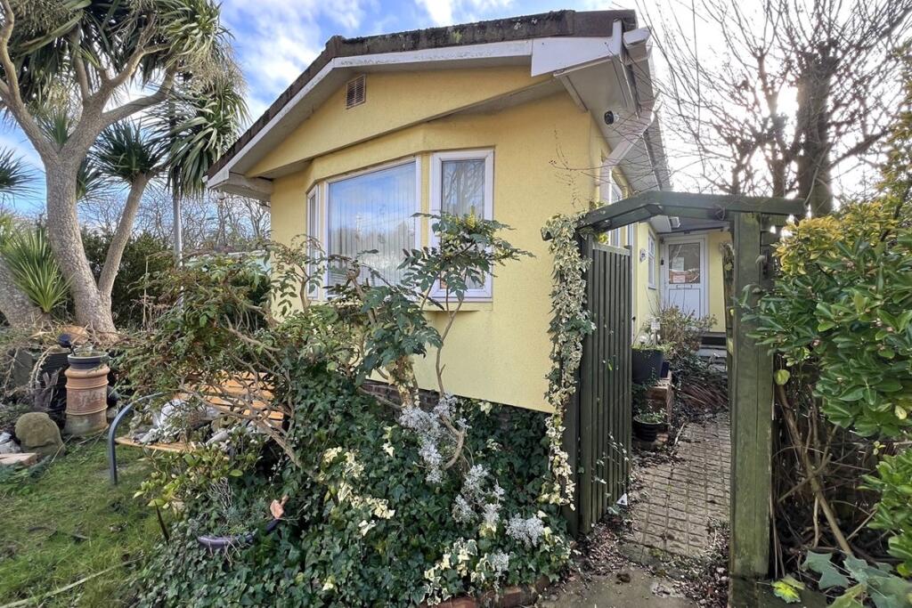 Main image of property: Cliffdale Gardens, Cosham, Portsmouth, Hampshire, PO6 3LZ