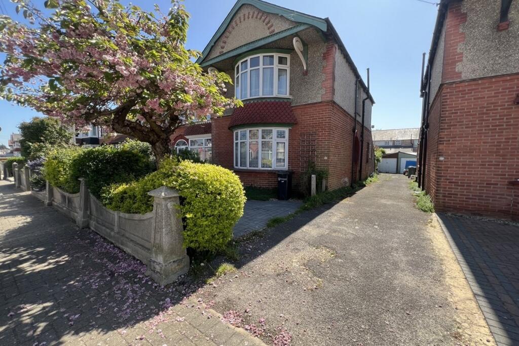 Main image of property: Chatsworth Avenue, Cosham, Portsmouth, Hampshire, PO6 2UJ