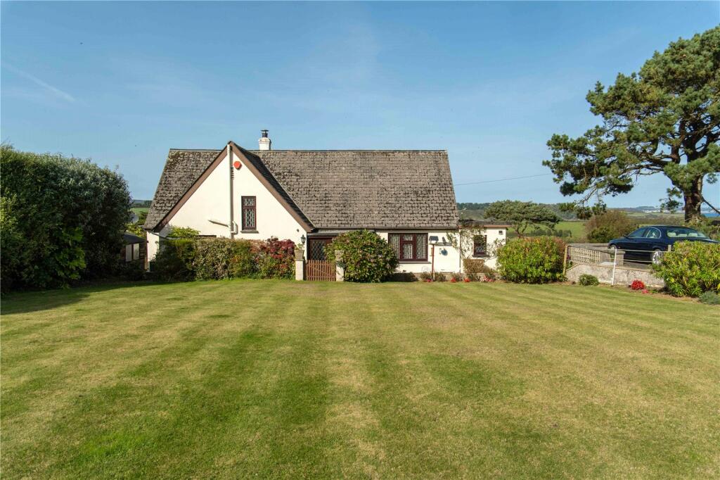 house near the Helford River, Flushing ideal for yacht owners near boatyard.