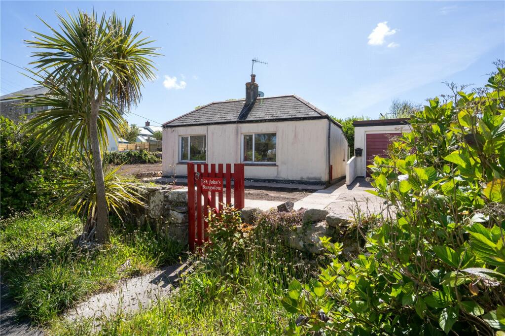 Bungalow in Pendeen near the sea with development potential