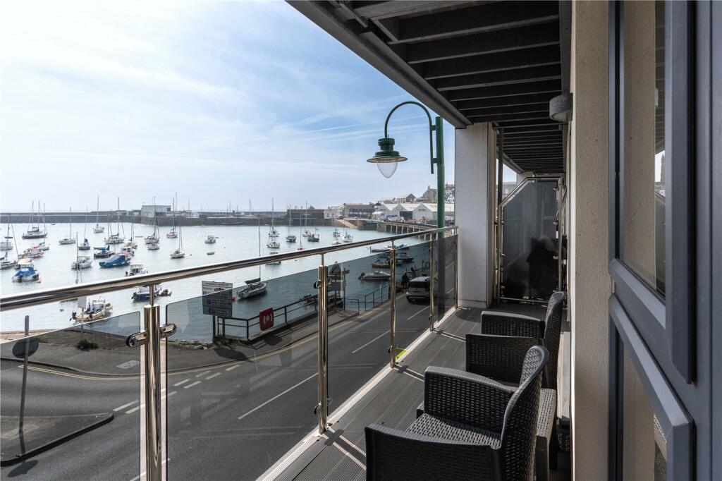 retirement apartment near sea in Penzance with large balcony