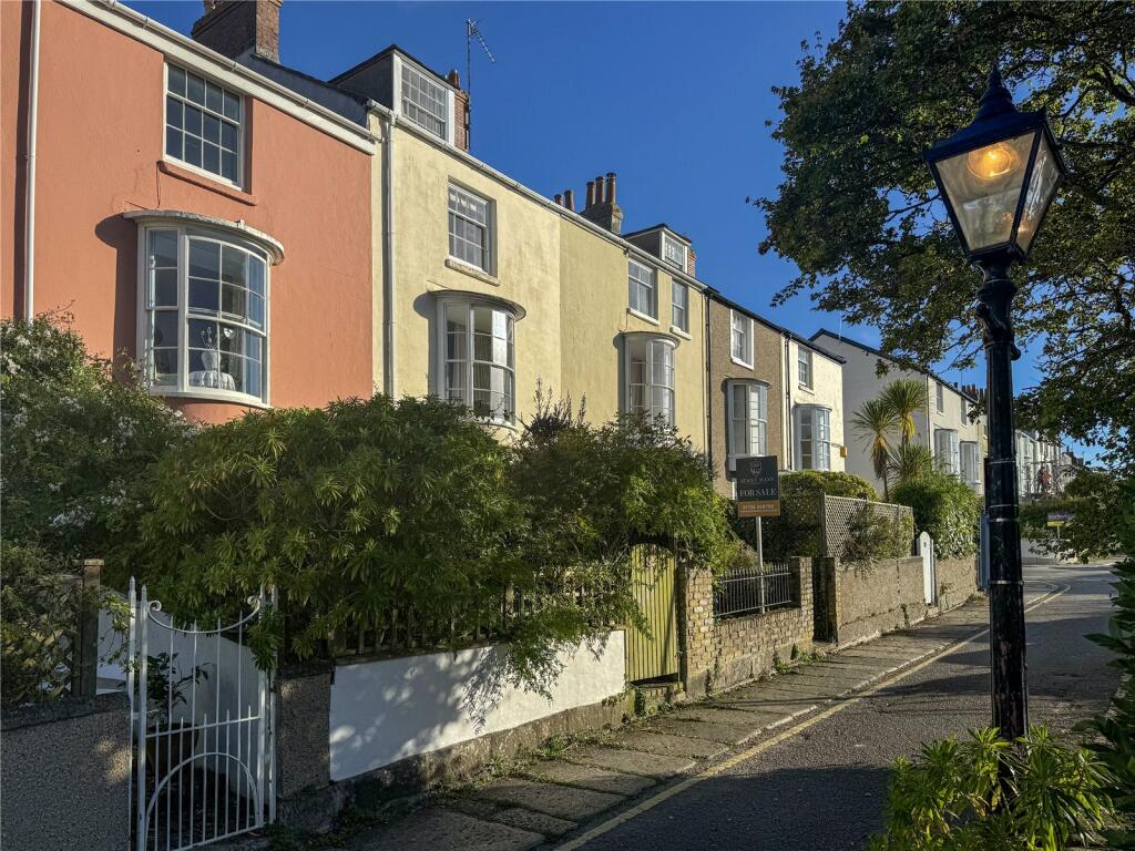 4 bedroom terraced house in Penzance beautiful original features, harold harvey, would make great studio/work from home property.