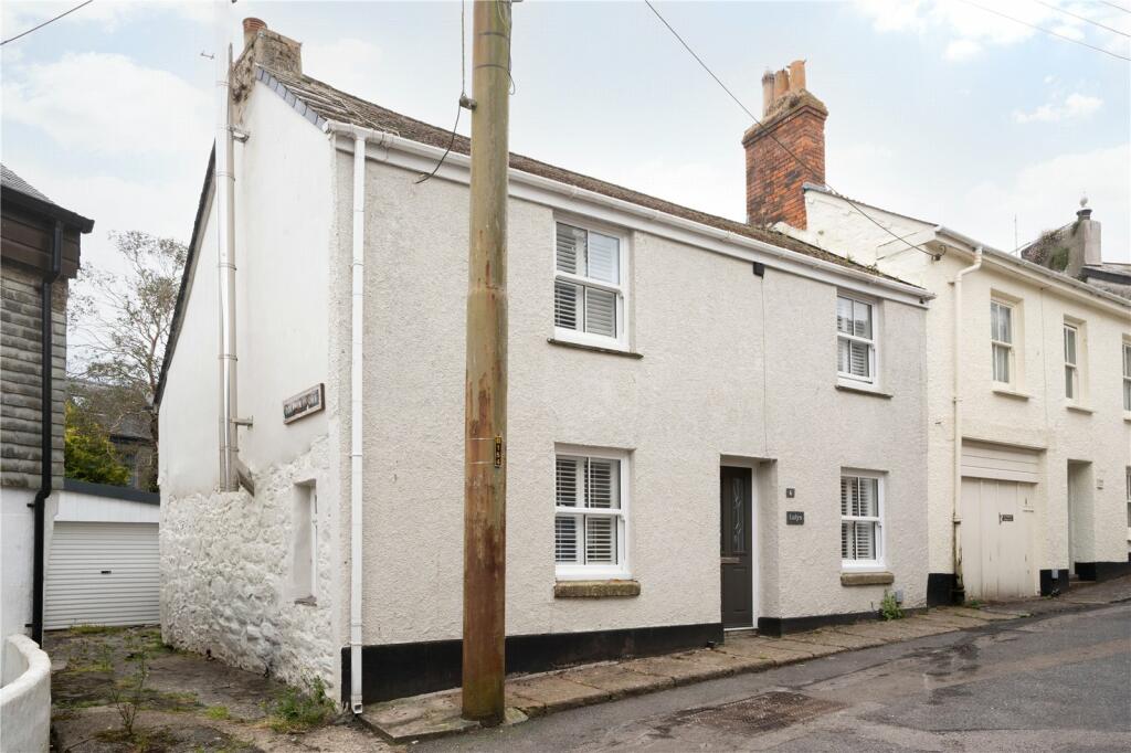 3 bedroom end of terrace in Newlyn near harbour.