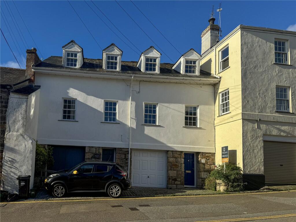 2 bedroom terraced house in Penzance yards from Abbey Slip