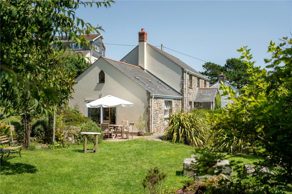 4 bedroom detached house in St. Just with rural views and workshop