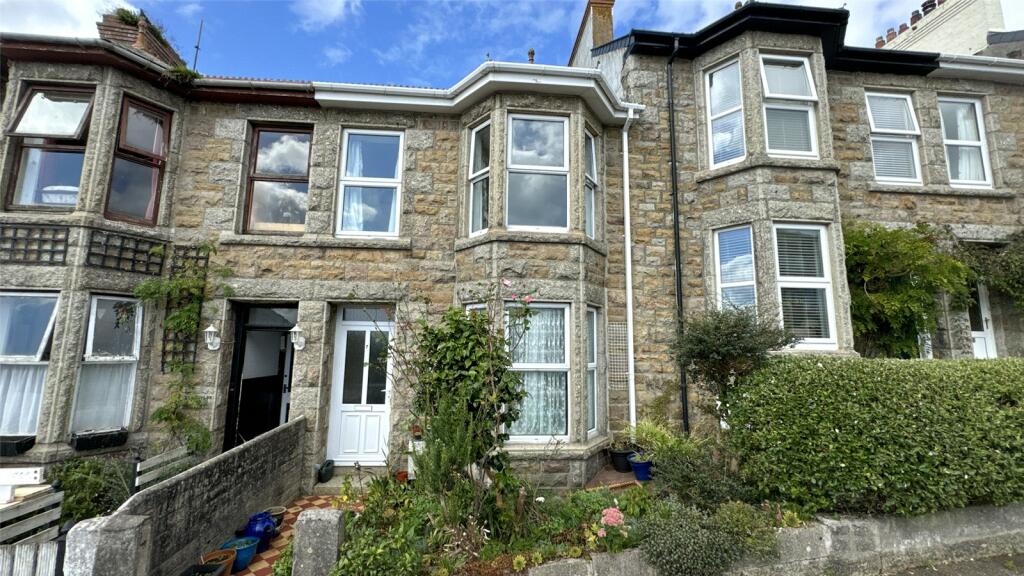 3 bedroom terraced house in Penzance near the train station