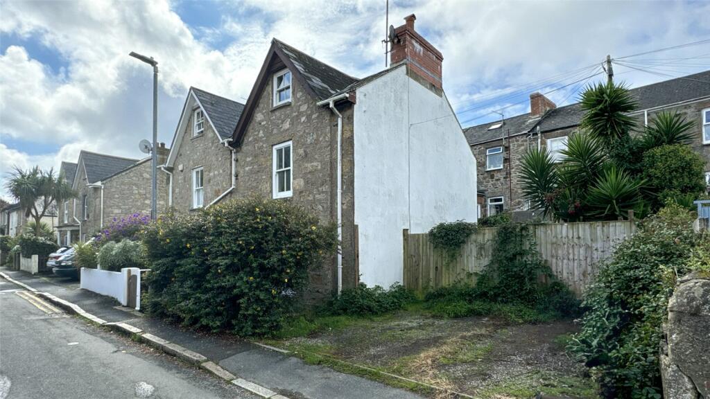 3 bedroom semi detached house in Penzance