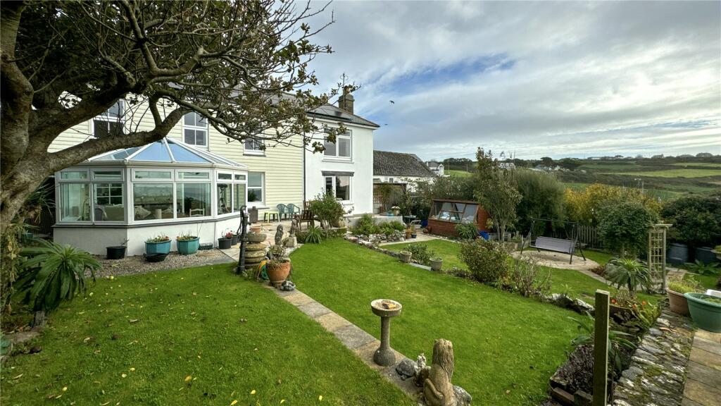 5 bedroom end of terrace in Perranuthnoe near the beach and Prussia Cove