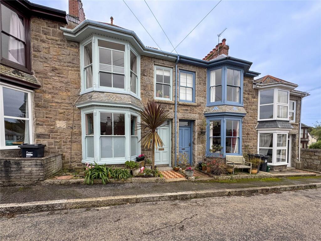 3 bedroom terraced house in Heamoor with great storage