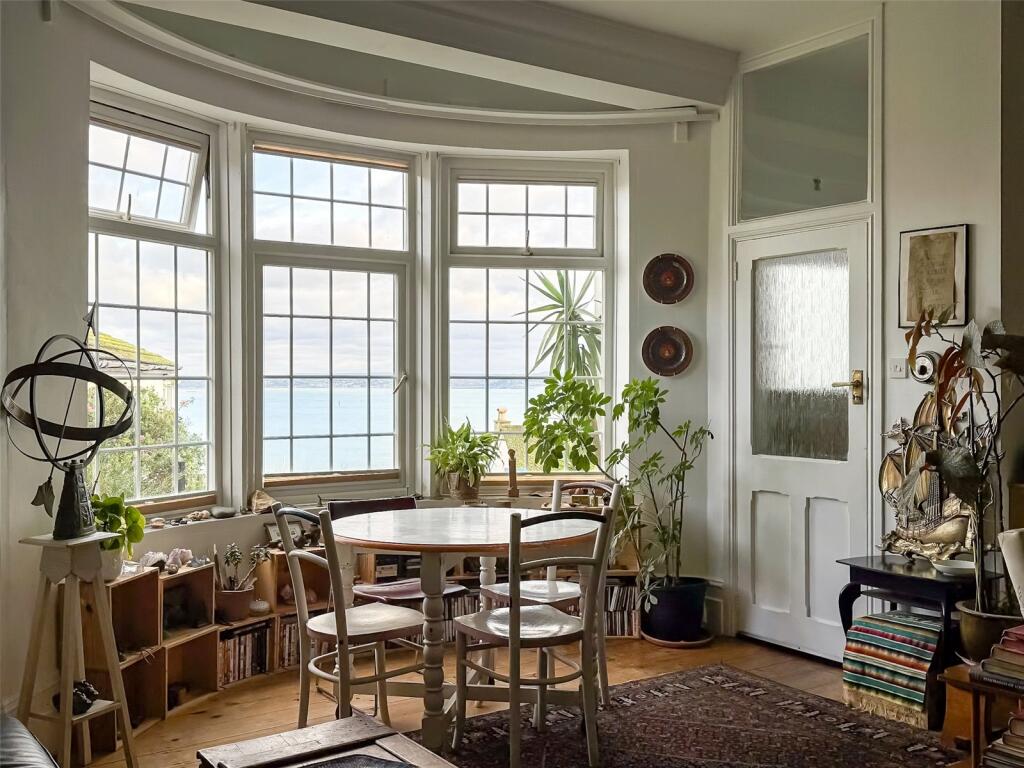 2 bedroom apartment in Newlyn beautiful sea views no chain great location