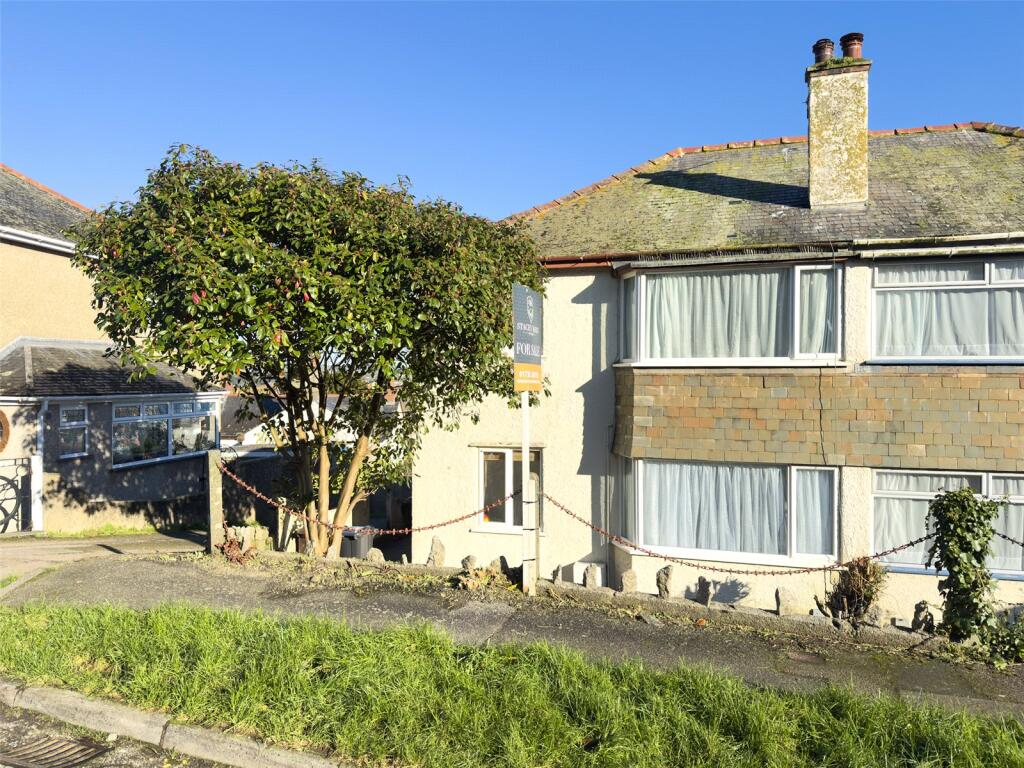 3 bedoom semi detached house in Newlyn with great sea views and garage