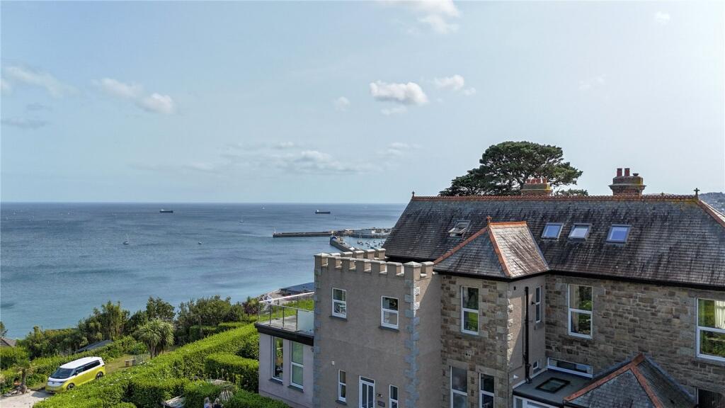 3 bedroom penthouse for sale in Penzance great location