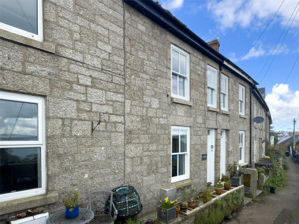 2 bedroom terraced house with beautiful sea views in Newlyn with no traffic location