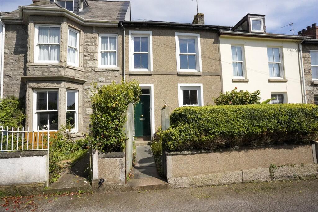 2 bedroom terraced house in Penzance no chain great location near the seafront