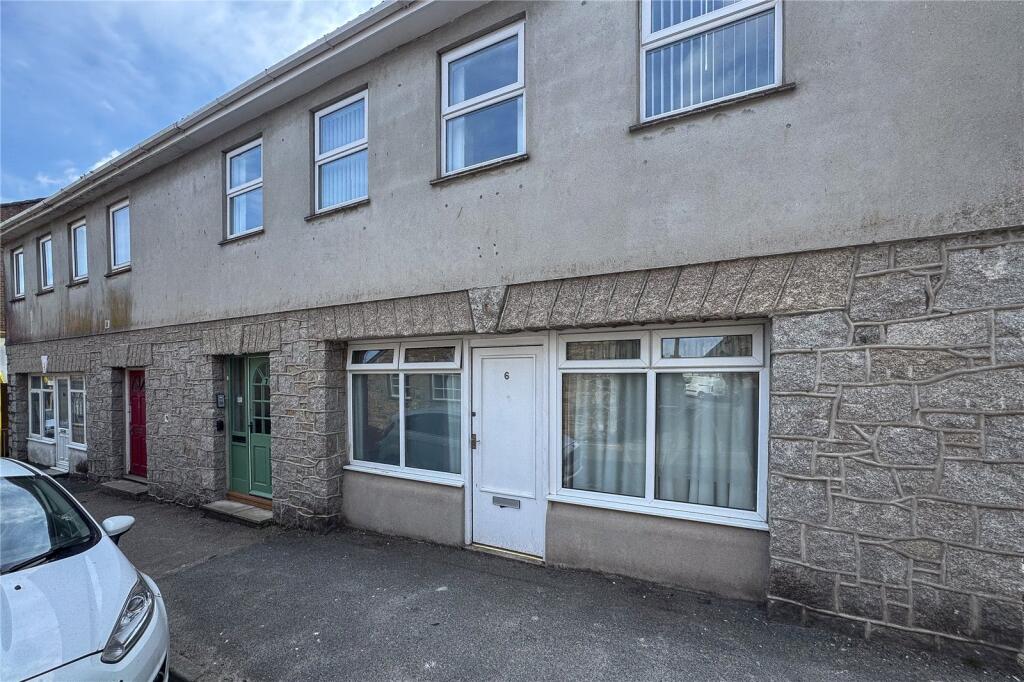 3 bedroom flat in Penzance for sale with no chain great investment or buy to let or first time buyer 