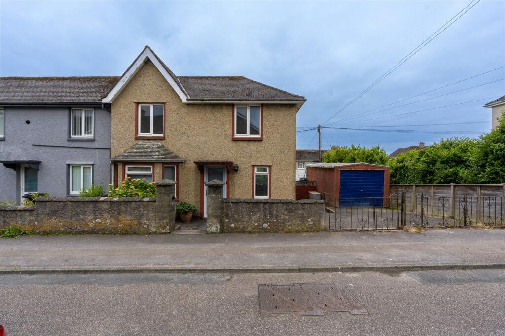 3 bedroom semi detached house in Penzance great location near town centre and no chain