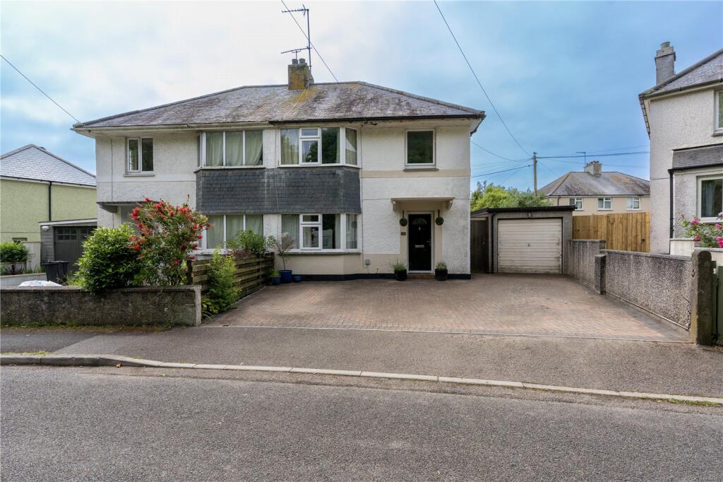 3 bedroom semi detached house in Penzance great location near schools