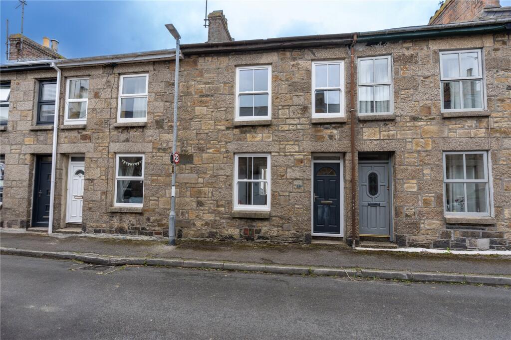 Great first time buy or investment buy to let with no onward chain this three bedroom terraced house is within walking distance to town centre.