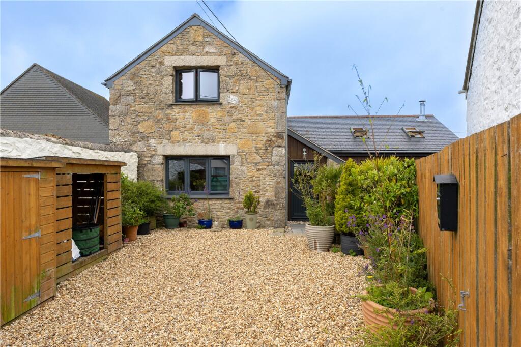 3 bedroom detached house in St Buryan great location village 