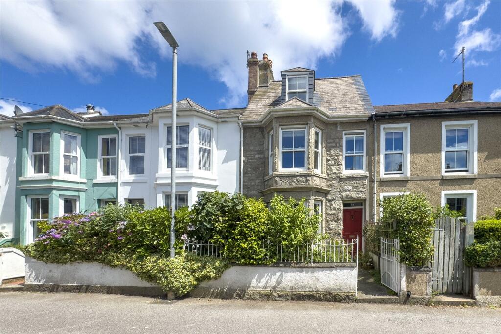 four double bedroom house in great town centre location = great position, no chain and near to seafront and gardens.