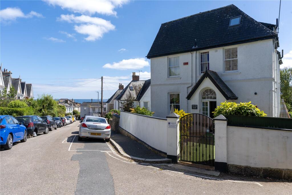 1 bedroom apartment for sale in Penzance no chain great location