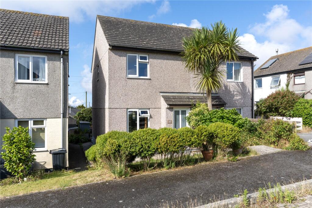2 bedroom semi detached house in St. Buryan great location near school and beaches