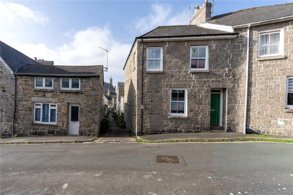 3 Bedroom semi detached house in Penzance, great location, 