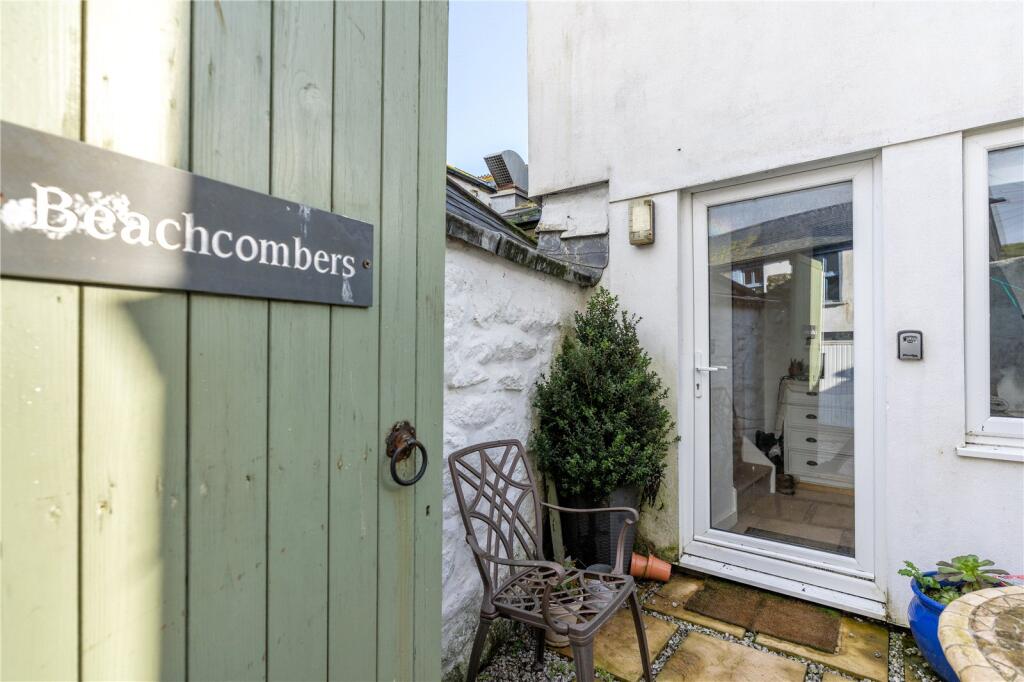 1 bedroom maisonette for sale in Penzance town centre great location, near sea front. No chain.