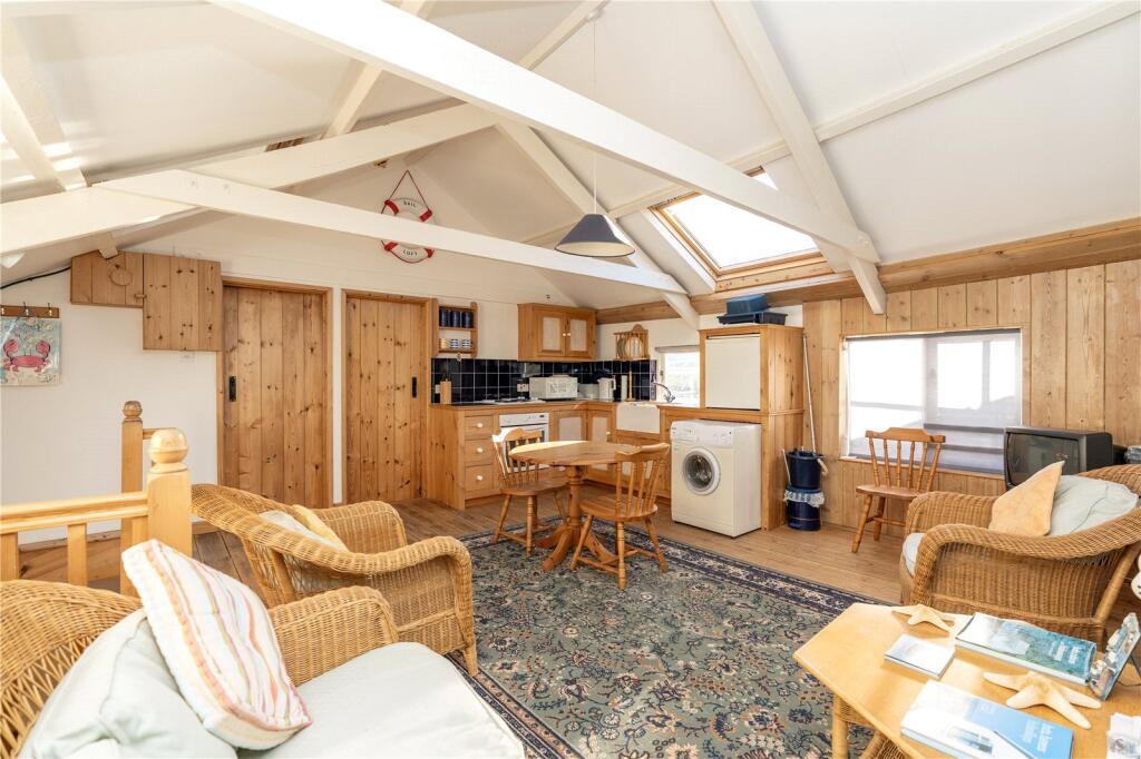 1 bedroom apartment in Mousehole, no chain, great location