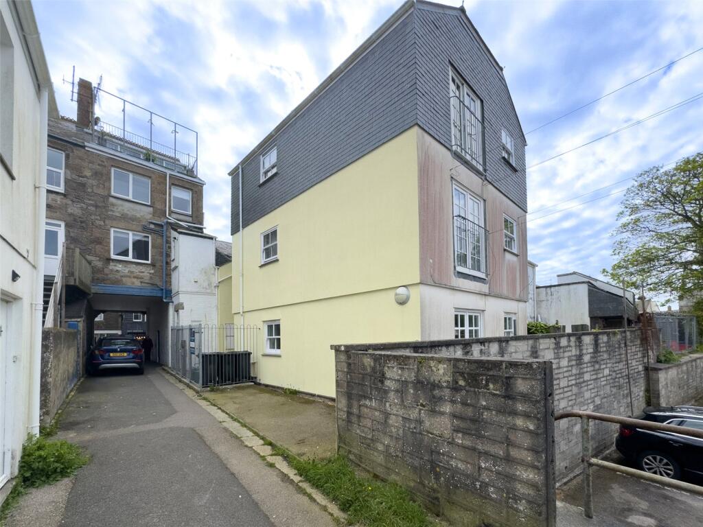 2 bedroom apartment for sale in Penzance great town centre location