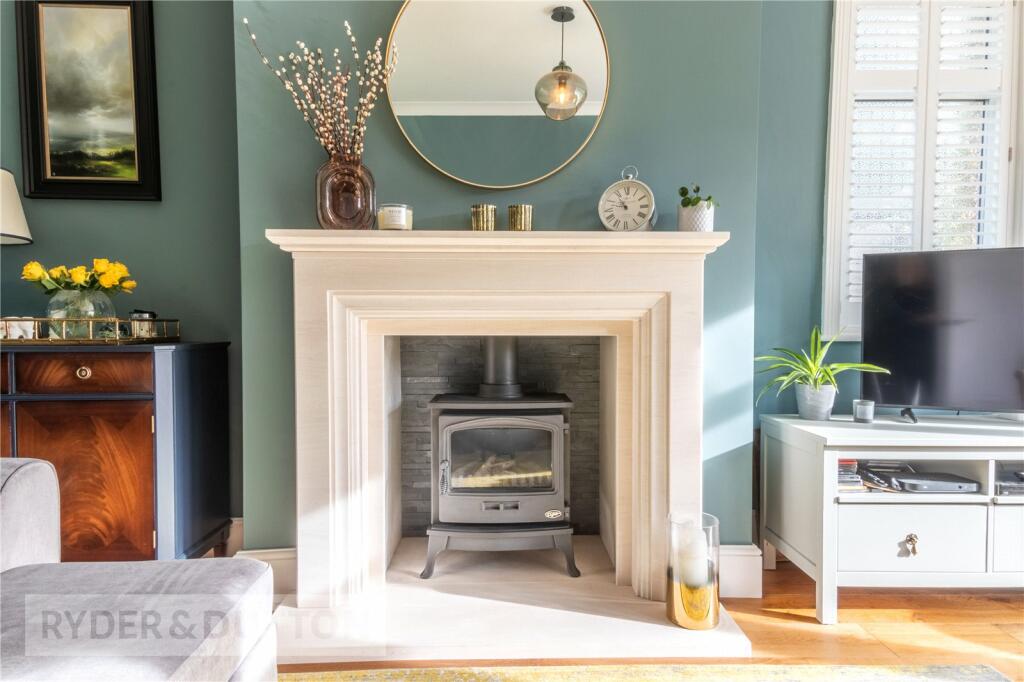 3 bedroom detached house for sale in Woodhead Road/Shaw Lane, Holmfirth