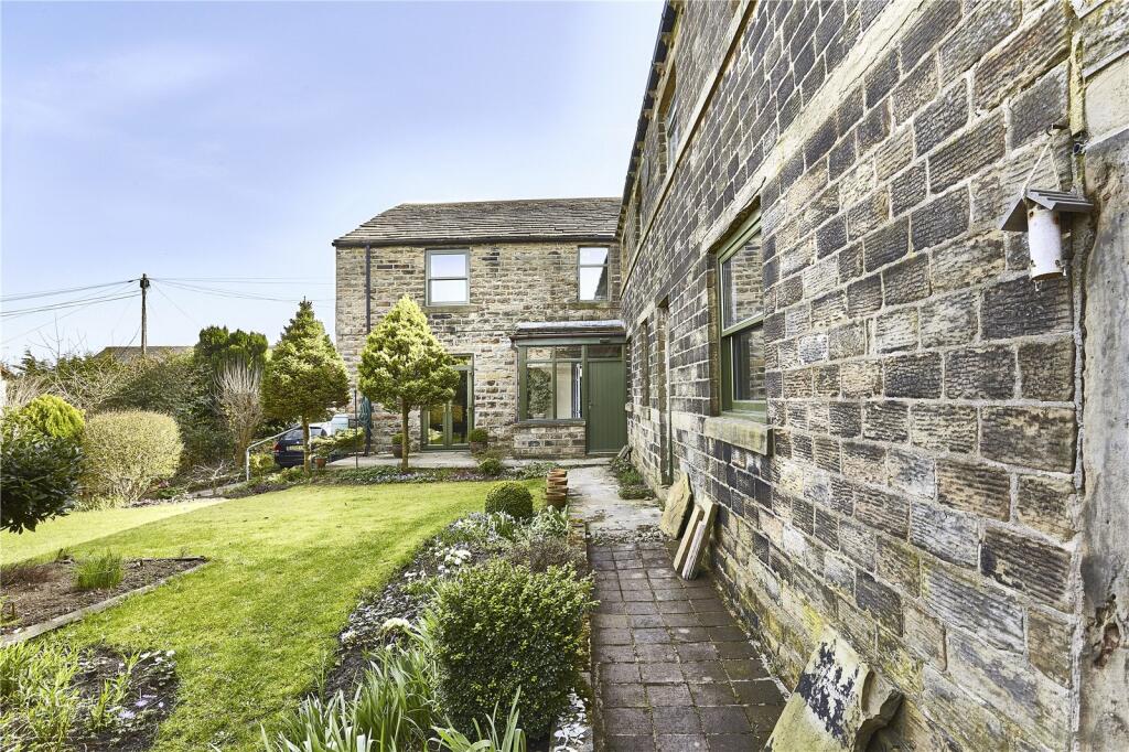4 bedroom link detached house for sale in Windmill Hill Lane, Emley Moor, Huddersfield, HD8