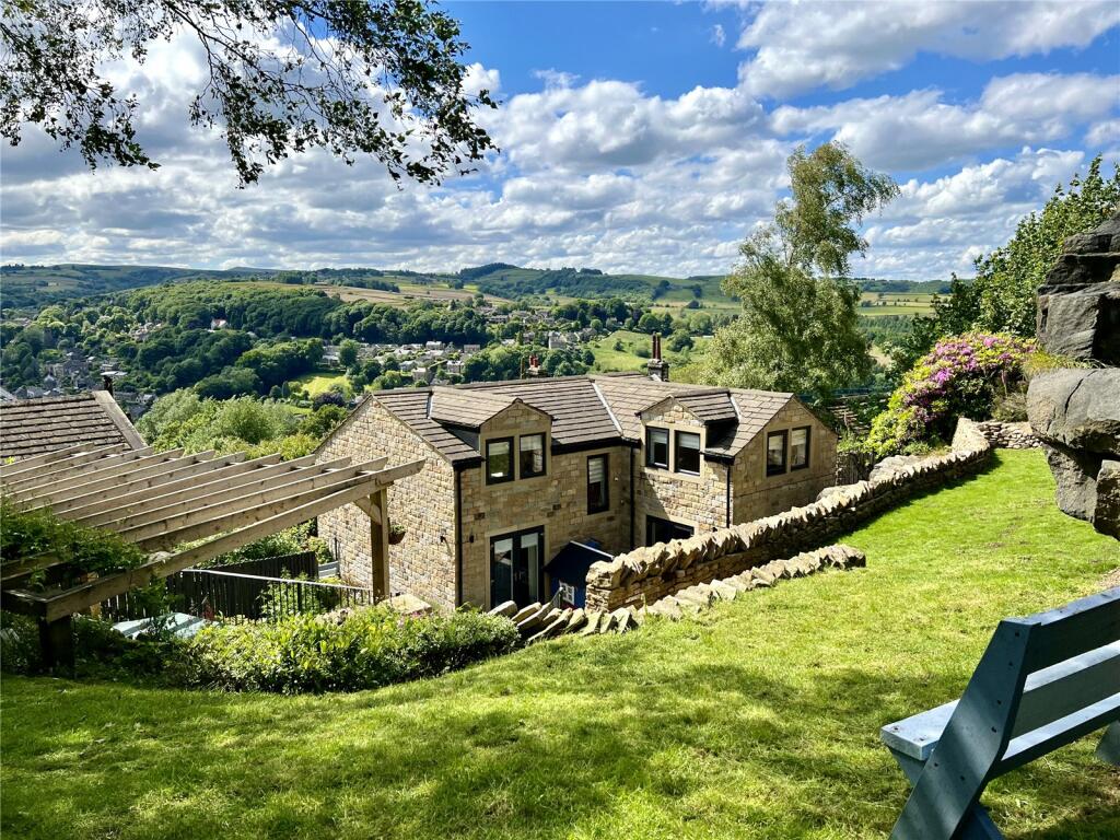 4 bedroom detached house for sale in Cliff Road, Holmfirth, West