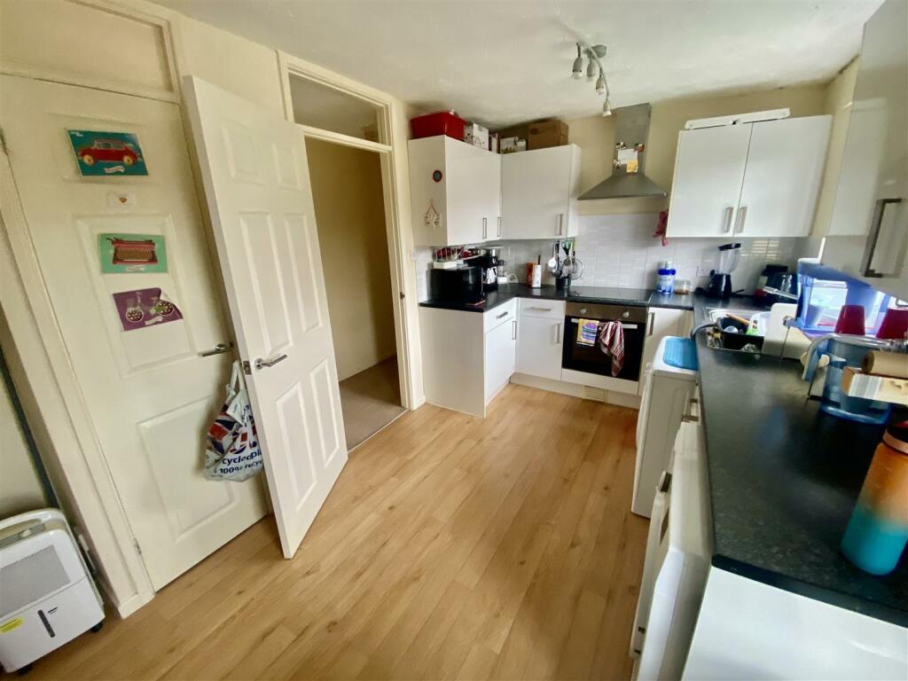 2 bedroom flat for sale in Dogridge, Purton, Swindon, SN5