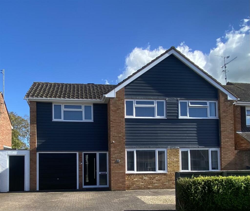 5 bedroom detached house for sale in Kerrs Way, Wroughton, Swindon, SN4