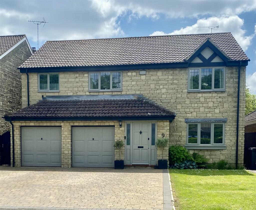 5 bedroom detached house for sale in Kenwin Close, Swindon, SN3