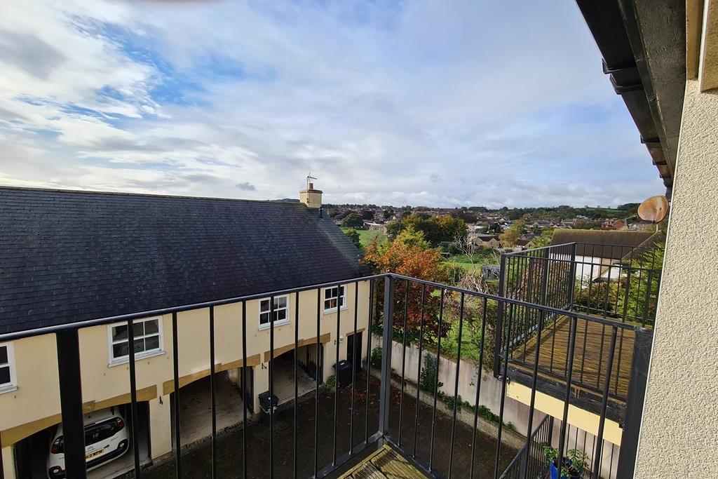 2 bedroom flat for sale in East Street, Crewkerne, Somerset, TA18