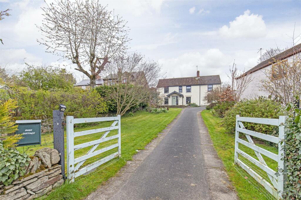 4 bedroom detached house for sale in Brockwell Lane, Cutthorpe, Chesterfield, S42