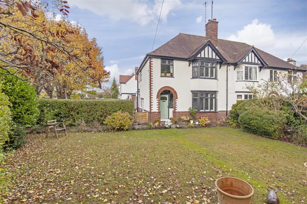 3 bedroom semidetached house for sale in Brookfield Avenue, Brookside