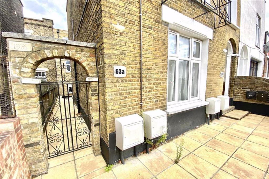 2 bedroom flat for sale in Plumstead Common Road, Plumstead, London
