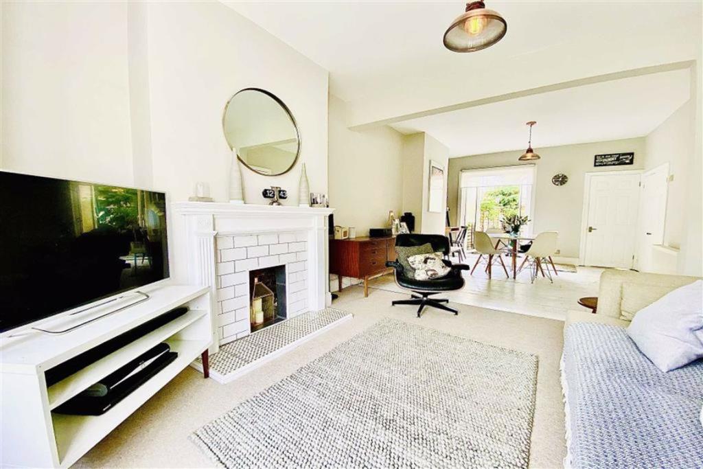 2 bedroom terraced house for sale in Swingate Lane, Plumstead, London
