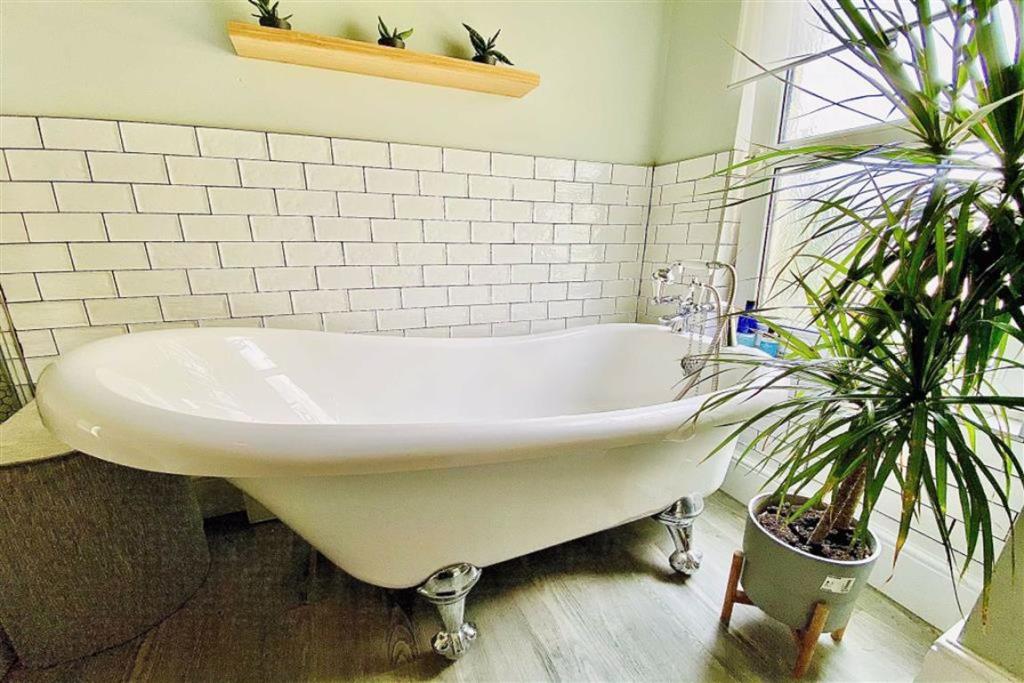 2 bedroom terraced house for sale in Swingate Lane, Plumstead, London