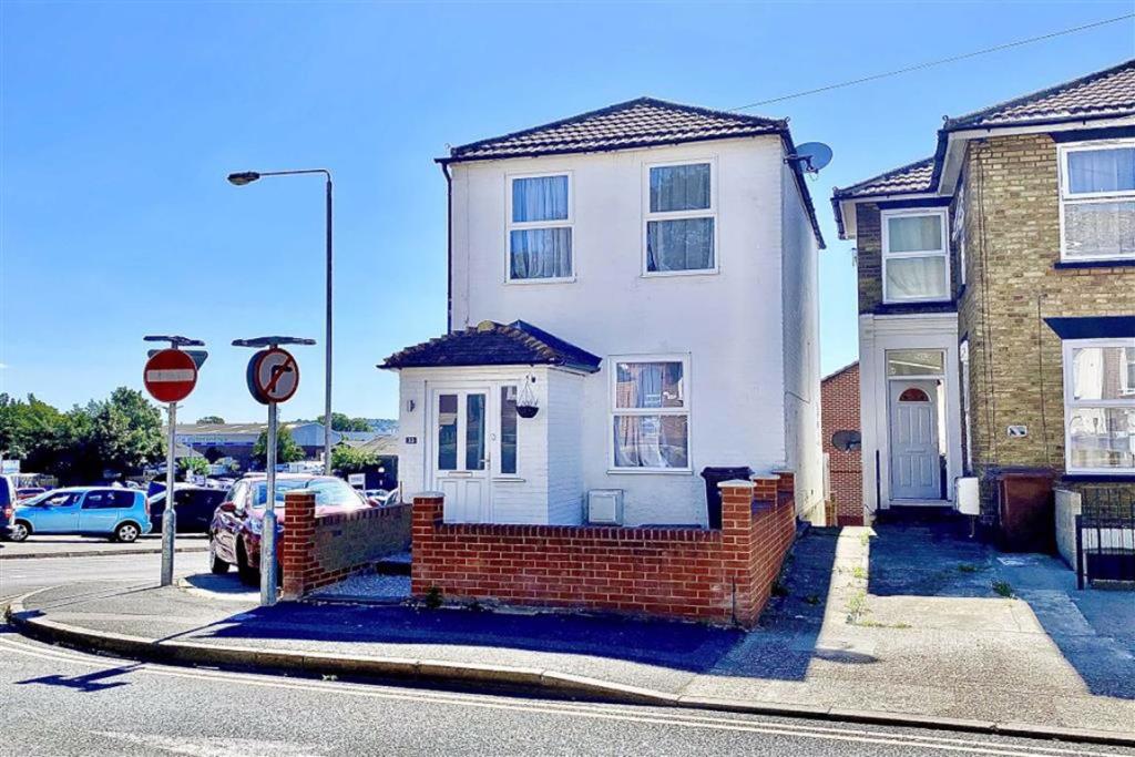 2 bedroom detached house for sale in Cuxton Road, Strood, Kent, ME2 , ME2