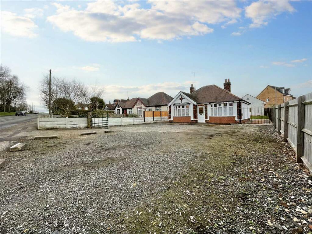 2 bedroom bungalow for sale in Kirkby Folly Road, Sutton, NG17